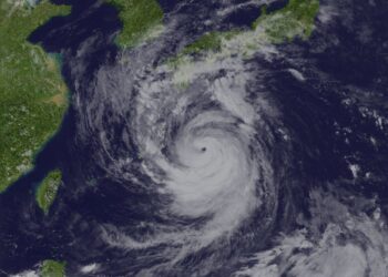 Japón activa máxima alerta ante llegada al país de un tifón "sin precedentes"