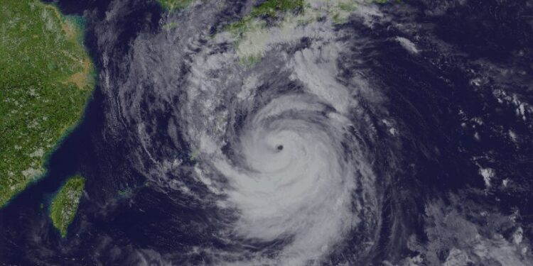 Japón activa máxima alerta ante llegada al país de un tifón "sin precedentes"