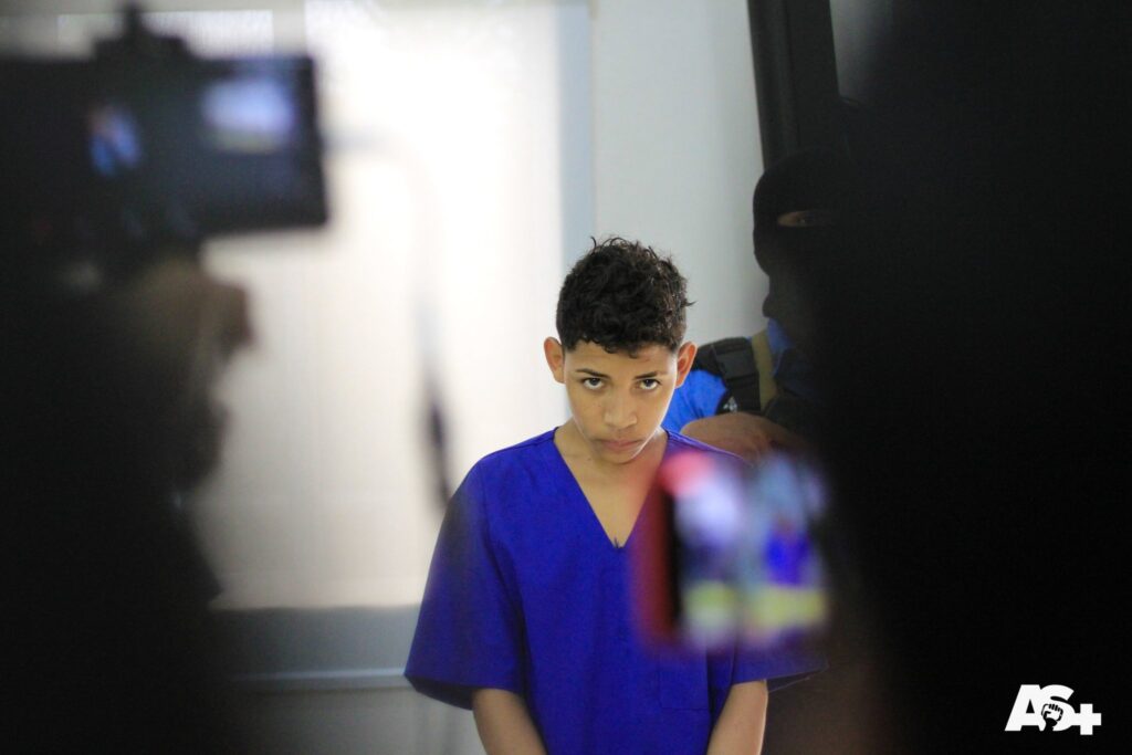 El adolescente implicado en crimen contra niñas en Ciudad Belén es procesado y exhibido como adulto