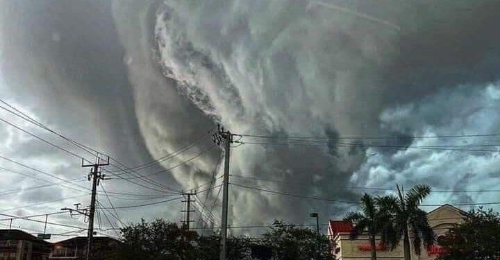 Gigantescos tornados destruyen Florida antes de la llegada del huracán Ian