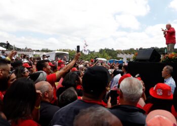 El expresidente Luiz Inácio Lula da Silva, favorito para las elecciones del 2 de octubre en Brasil, participa durante un mitin hoy en la zona sur de Sao Paulo. Foto: EFE / Artículo 66