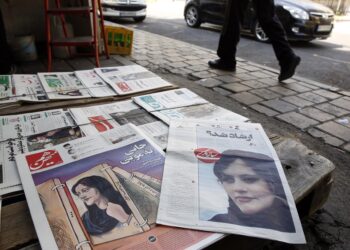 La muerte de la joven detenida por llevar mal el velo sacude a Irán. Foto: EFE/ Artículo 66.