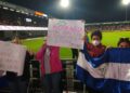 Nicas en Países Bajos protestaron contra Ortega durante juego amistoso entre la selección de futbol de Nicaragua y Surinam. Foto: Artículo 66 / Redes sociales