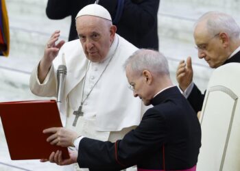 El papa insta a promover el trabajo femenino y a combatir la explotación