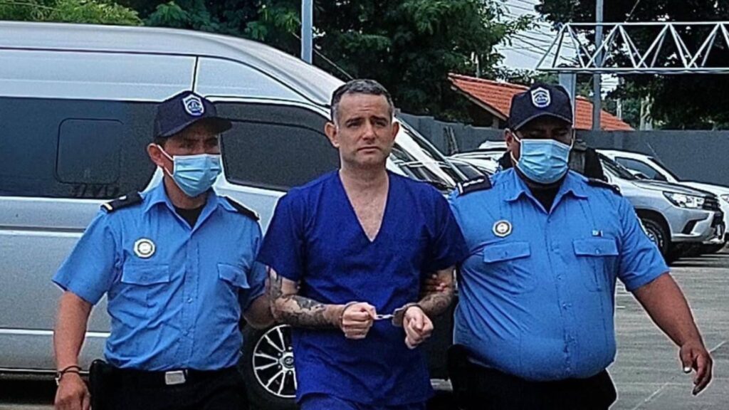 Padre Edwing Román cuestiona a policías: Aprovechan el cubrebocas para proteger su identidad