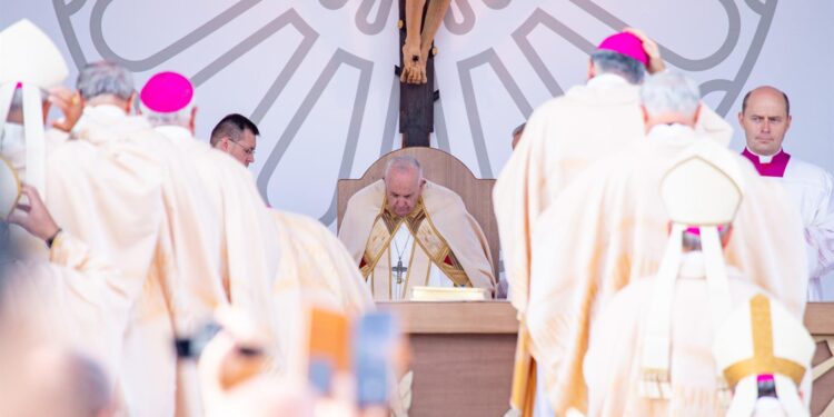 Papa Francisco tras el rezo del ángelus en la misa que celebró en Matera (centro de Italia). Foto: EFE / Artículo 66