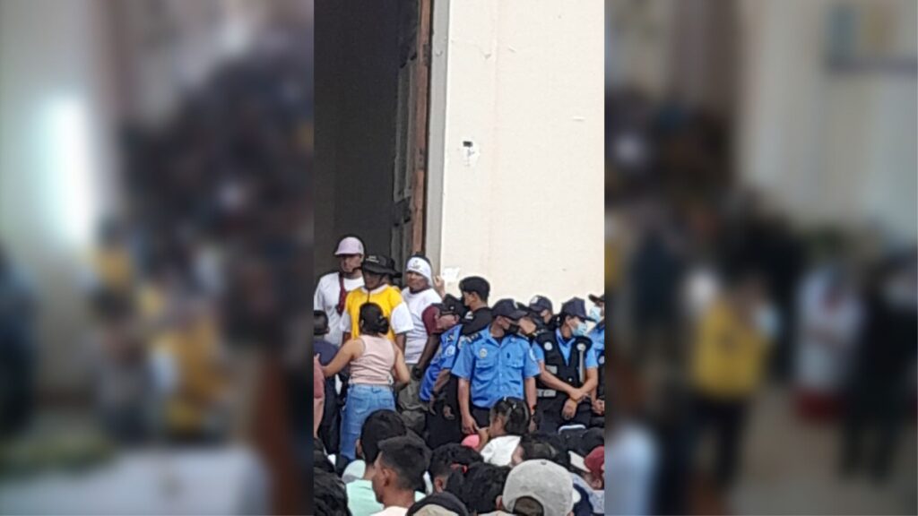 Comisionado Valle Valle evita abucheo de los masayas y decide «vigilar» desde la calle la iglesia San Jerónimo