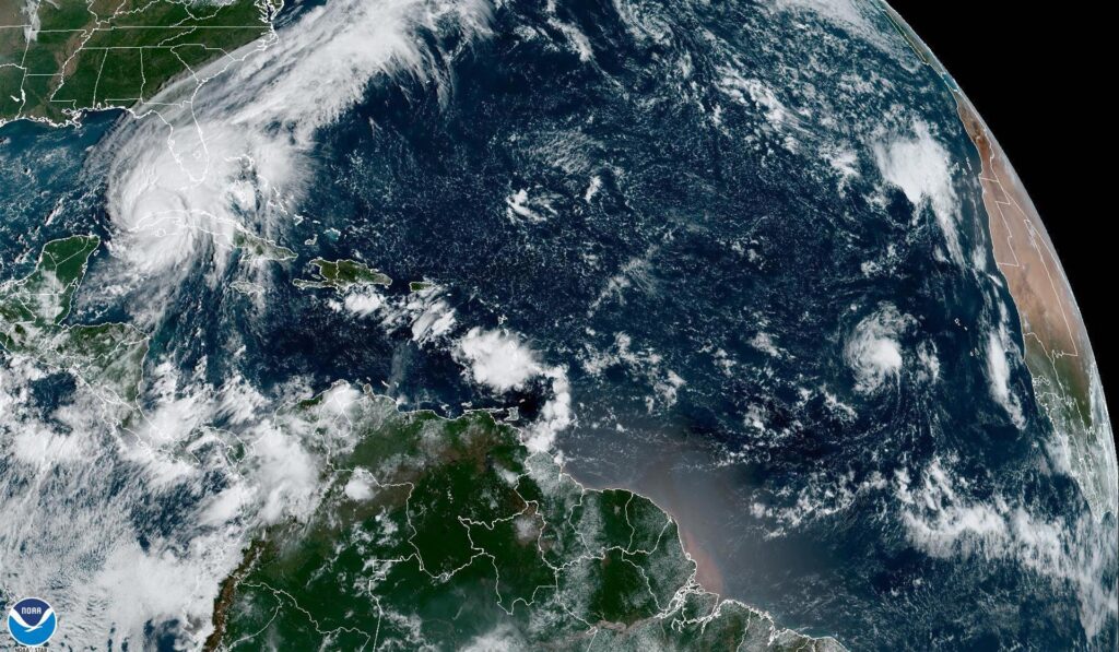 Huracán Ian se eleva a categoría 3 y amenaza con impactar Florida
