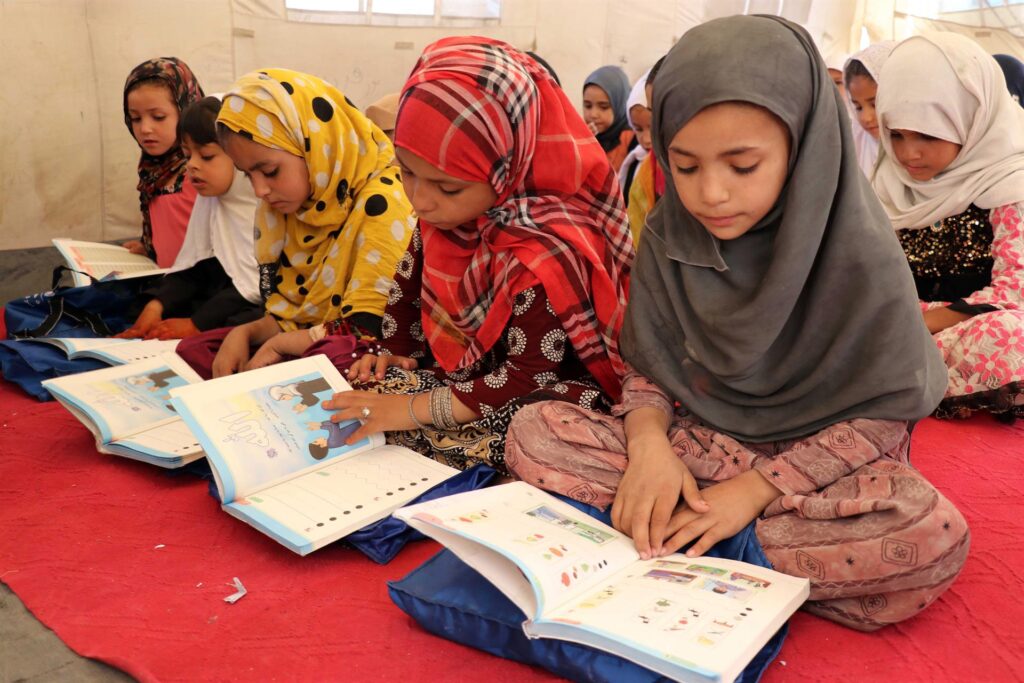 Niñas acuden a la escuela en Kandahar, Afganistán, en una fotografía de archivo. EFE