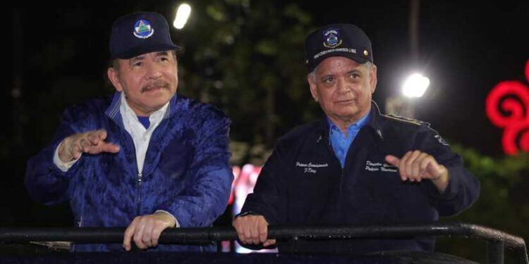 Ortega en el desfile del 43 aniversario de la Policía. Foto tomada de El 19 Digital
