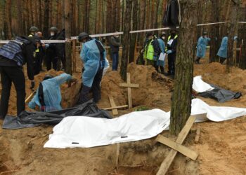 Trabajadores exhuman cuerpos de tumbas en Izium, región de Járkov, en el noreste de Ucrania, este 16 de septiembre. EFE