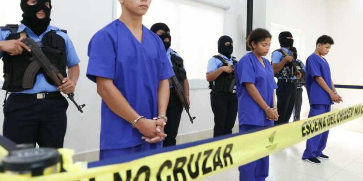 Policía presenta a sospechosos del asesinato de dos niñas en Ciudad Belén. Foto: Medios oficialistas.