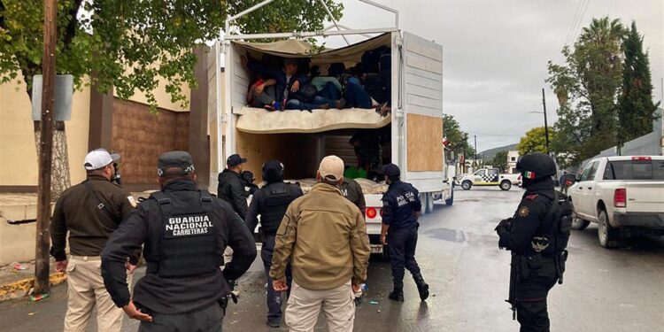 Fotografía cedida hoy, por la Guardia Nacional (GN), donde se observa a migrantes rescatados del interior de un camión en Monterrey, Nuevo León (México). EFE/ Guardia Nacional