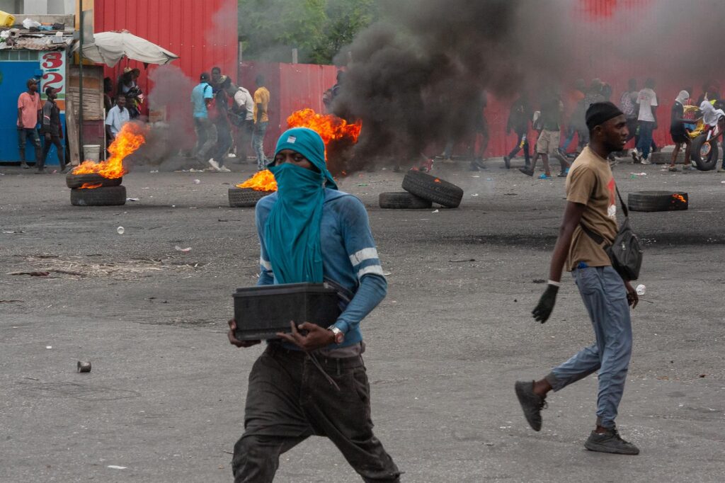 Violencia y vandalismo "se toman las calles" en Haití por alza de combustible