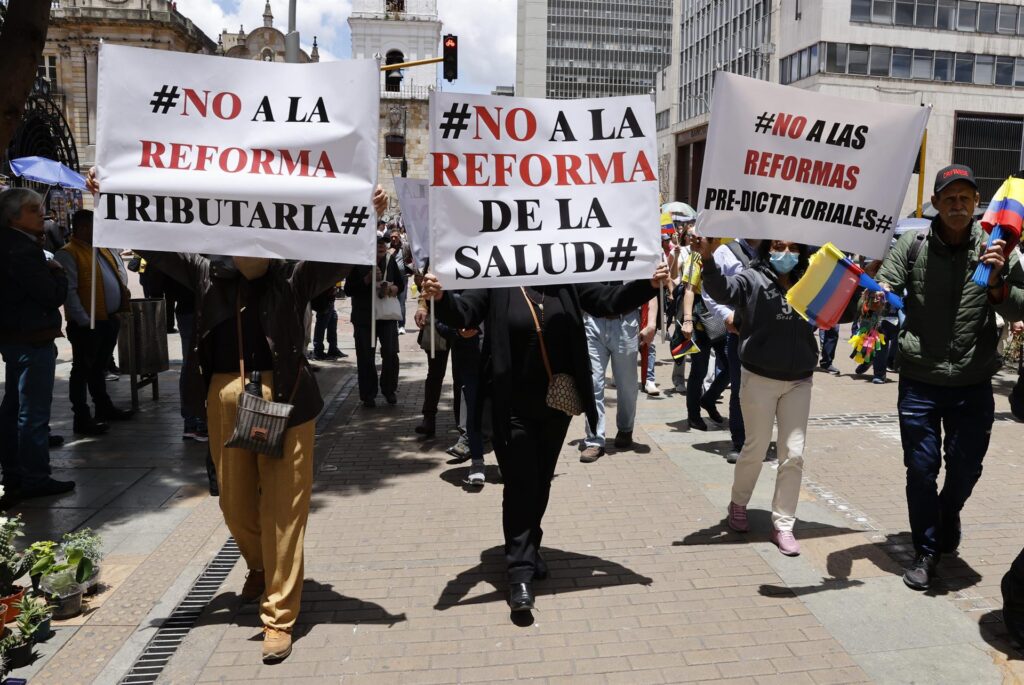 Miles de colombianos salen a las calles a protestar contra Gobierno de Petro