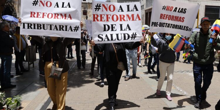 Miles de colombianos salen a las calles a protestar contra Gobierno de Petro
