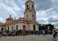 Varios agentes antidisturbios de la policía nacional vigilan la entrada principal de la iglesia San Jerónimo durante una misa en su honor, hoy, en Masaya (Nicaragua). EFE