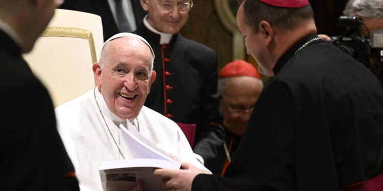 El papa Francisco (C) se reúne este jueves con los nuevos obispos que participan en un curso de formación en Ciudad del Vaticano.