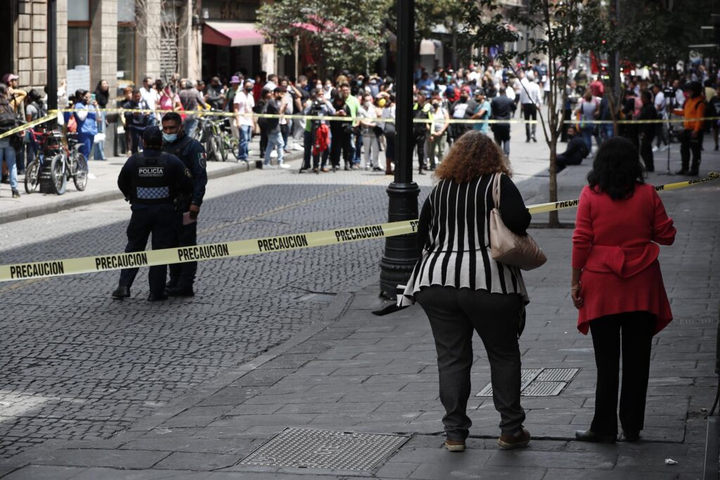 Suben a dos los muertos y a 10 los heridos por el sismo de 7,7 en México