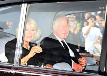 El Rey Carlos III (der) y la reina consorte, Camila, abandonan el Palacio de Buckingham este 9 de septiembre antes de dirigirse al país. EFE