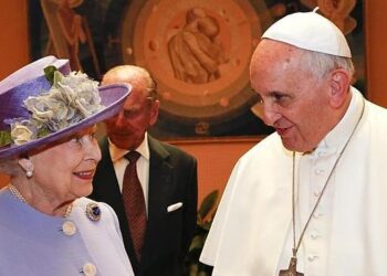 Papa Francisco ensalza a la reina Isabel II y reza por el nuevo rey Carlos III