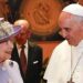 Papa Francisco ensalza a la reina Isabel II y reza por el nuevo rey Carlos III