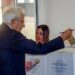 El presidente italiano, Sergio Mattarella, emite su voto en Palermo, Isla de Sicilia, sur de Italia. Foto: EFE / Artículo 66