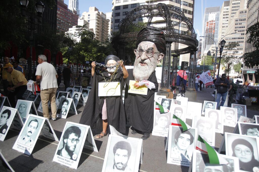 Suben a 35 los muertos en las protestas de Irán, según la televisión estatal