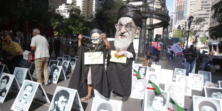 Imagen de Archivo de una protesta contra de la participación en la Asamblea General de la Naciones Unidas del presidente de Irán, el ultraconservador Ebrahim Raisí. Foto: EFE / Artículo 66