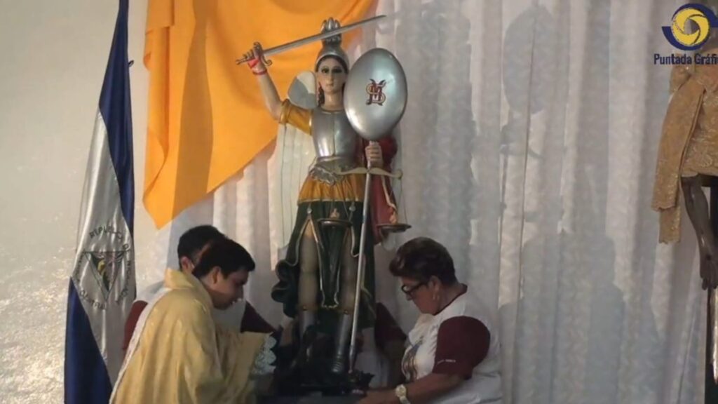 Feligreses abarrotan iglesia San Miguel Arcángel ante prohibición de procesión