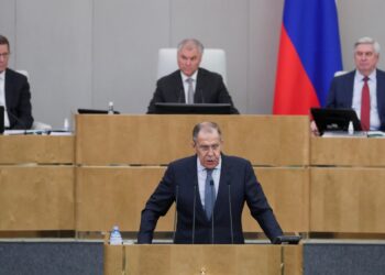 El ministro de Relaciones Exteriores de Rusia, Sergey Lavrov, pronuncia un discurso durante la sesión plenaria de la Duma Estatal Rusa en Moscú este 3 de octubre. EFE/EPA/PRENSA DE LA DUMA DE RUSIA
