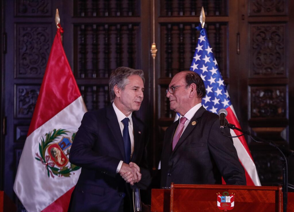 El ministro de Exteriores de Perú, César Landa Arroyo (d), y el secretario de Estado de EE.UU, Antony Blinken, ofrecen una rueda de prensa hoy, en el marco de la 52 Asamblea General de la OEA, en Lima (Perú). EFE