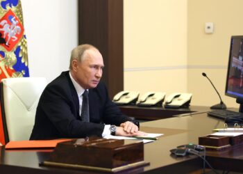 El presidente ruso, Vladímir Putin, preside una reunión con miembros del Consejo de Seguridad a través de una videoconferencia en la residencia estatal de Novo-Ogaryovo, en las afueras de Moscú, este 19 de octubre. EFE