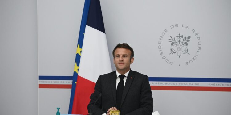 l presidente de Francia, Emmanuel Macron, participa en una videoconferencia con los líderes del G7 sobre la situación en Ucrania desde el Hotel Marigny de París. EFE