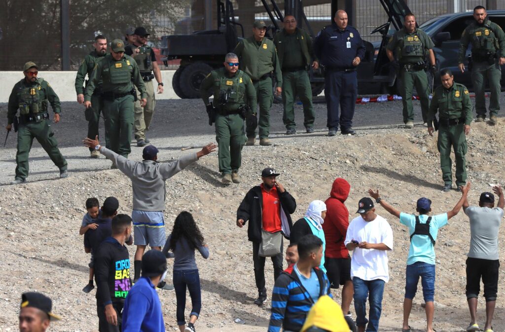 Agentes fronterizos de EE. UU. disparan balas de goma contra migrantes venezolanos