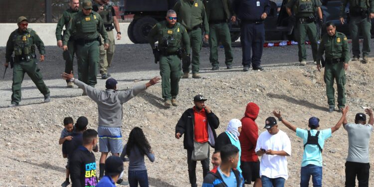 Migrantes participan durante una manifestación hoy a orillas del Río Bravo en Ciudad Juárez, Chihuahua (México). EFE/Luis Torres
