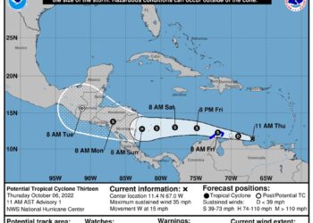 magen cedida hoy jueves por la Oficina Nacional de Administración Oceánica y Atmosférica de Estados Unidos (NOAA) a través del Centro Nacional de Huracanes (NHC), en la que se muestra el pronóstico de cinco días del paso de la perturbación ciclónica número Trece. EFE