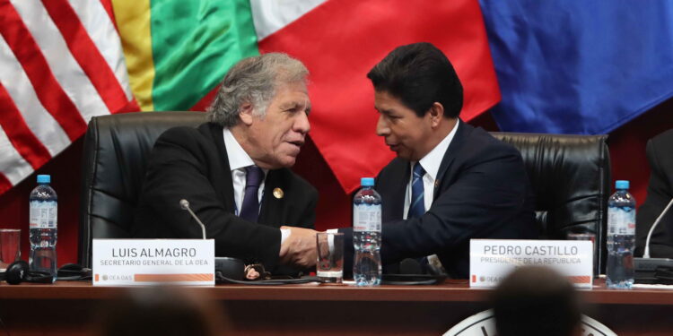 El presidente de Perú, Pedro Castillo (d), habla con el secretario general de la OEA, Luis Almagro. EFE/ Paolo Aguilar