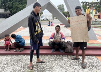 Una familia de personas migrantes de origen venezolano permanecen el 17 de octubre de 2022, en el municipio San Pedro Tapanatepec, en el estado de Oaxaca (México). EFE/