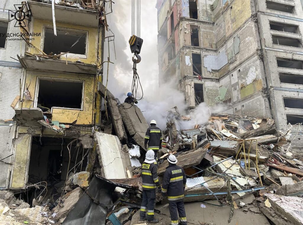 Ataque ruso deja al menos 20 muertos en la ciudad ucraniana de Zaporiyia