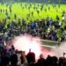 Aumentan a 174 los muertos por estampida en un estadio de fútbol en Indonesia