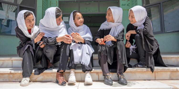 EEUU elimina visas para talibanes por cortar derecho a educación a niñas y mujeres