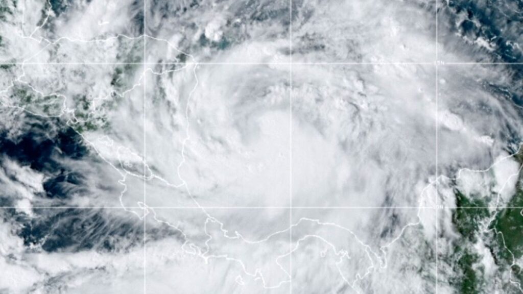 Julia se convierte en huracán