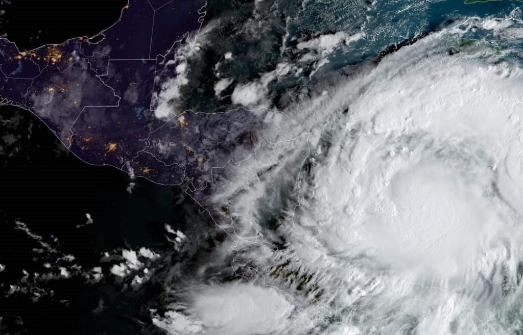 Julia se convierte hoy en Huracán y llega a Nicaragua a primeras horas del domingo￼