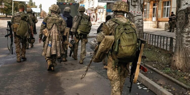 Tropas rusas se retiran del bastión de Limán para evitar el cerco ucraniano