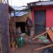 Una persona saca el lodo de su casa debido al desbordamiento de una quebrada en Tegucigalpa (Honduras). Foto de archivo. EFE/ Gustavo Amador