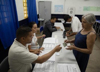 Ciudadanos votan en la segunda ronda de las elecciones presidenciales hoy, en Brasilia (Brasil).