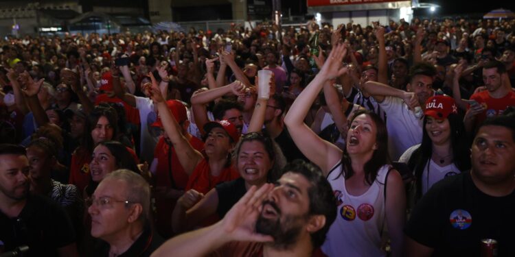 - Simpatizantes de Luiz Inacio Lula da Silva esperan los resultados de la segunda ronda de las elecciones presidenciales hoy, en la Avenida Paulista de Sao Paulo (Brasil).