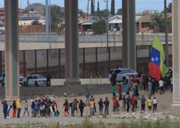 Agentes de Patrulla Fronteriza de El Paso, Texas, dispararon hoy lunes balas de goma contra migrantes venezolanos para disolver una manifestación en la Frontera de Ciudad Juárez. EFE/Luis Torres