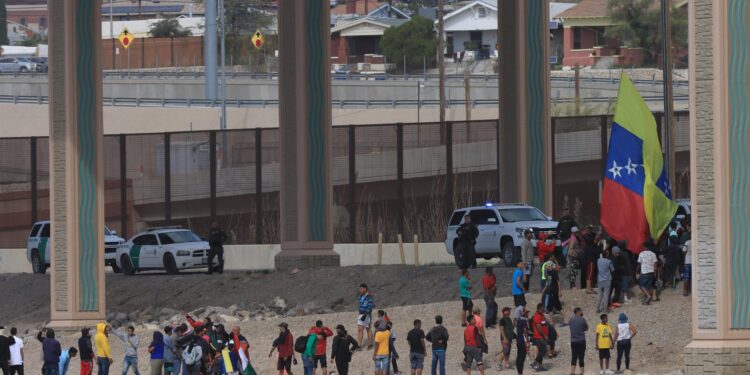 Agentes de Patrulla Fronteriza de El Paso, Texas, dispararon hoy lunes balas de goma contra migrantes venezolanos para disolver una manifestación en la Frontera de Ciudad Juárez. EFE/Luis Torres